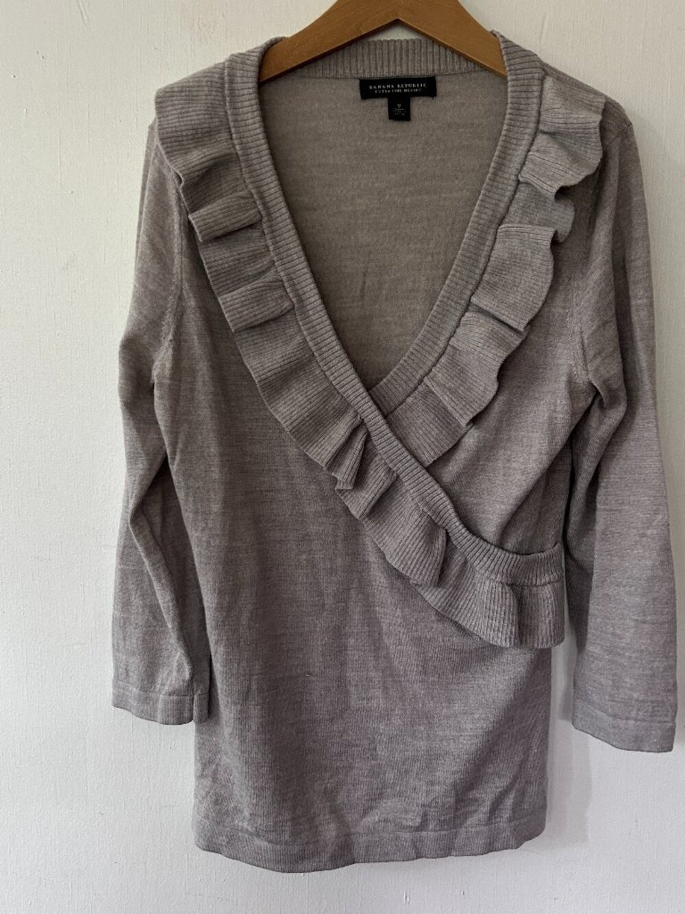 Banana Republic Merino Wool Vneck Sweater Womens Medium Gray Ruffle Front Preppy